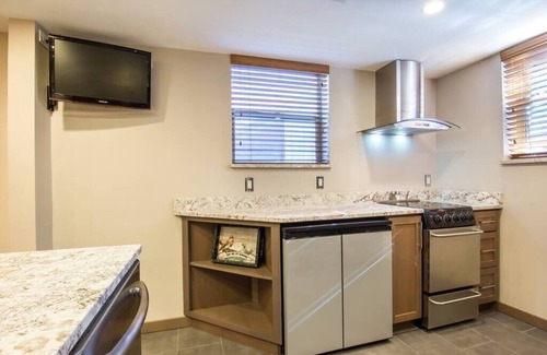 Highland Apartment | Walk to everything in Hip Historic Highlands/LoHi