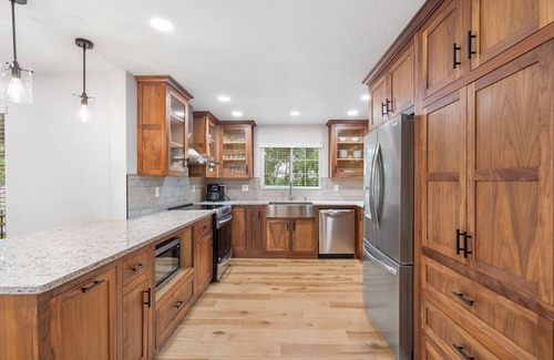 Ozark House | Walk to Finley Farms and Ozark Square - 6 Bedrooms