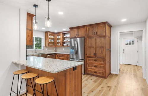 Ozark House | Walk to Finley Farms and Ozark Square - 6 Bedrooms