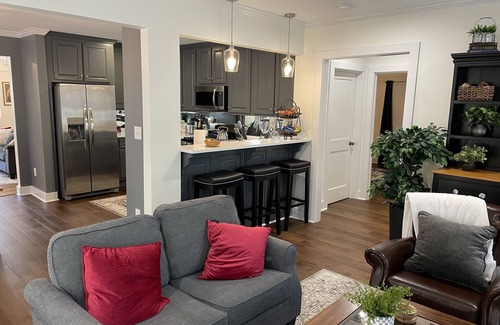 Athens House | Walk to Five Points Restaurants and UGA Stadium and other UGA sports venues