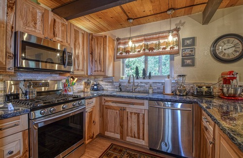 Arnold Cabin | WALK TO FLY-IN LAKE, ACCESS TO GOLF + SNOWFLAKE LODGE