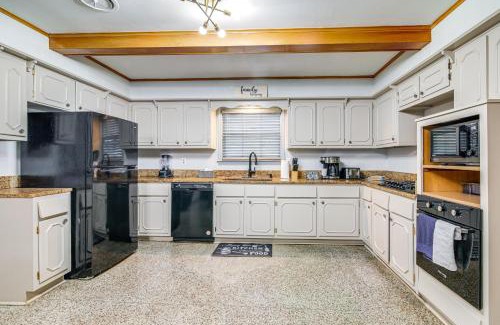 Whitehaven House | Walk to Graceland Spacious Memphis Home!