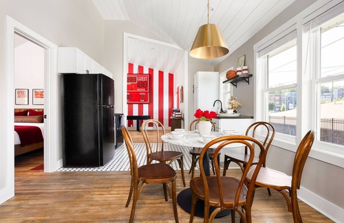 Bloomington House | Walk to IU stadiums! Hot tub, shuffleboard, bar, and luxe game-day vibes at The Clubhouse.