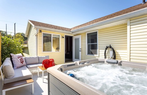 Bloomington House | Walk to IU stadiums! Hot tub, shuffleboard, bar, and luxe game-day vibes at The Clubhouse.