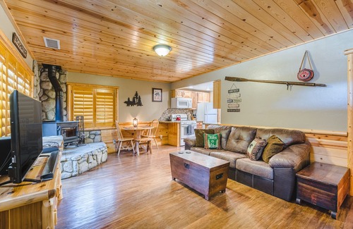 Big Bear Lake Cabin | Walk to Lake Cabin great for kids & Pets Spa BBQ WiFi King Bed Ski Free Coffee