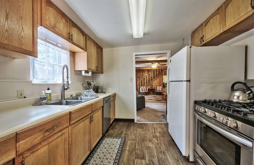 Bijou Pines Cabin | Walk to Lake, Dog and Family Friendly, Tesla EV Charger, HotTub, 3bd 3bath