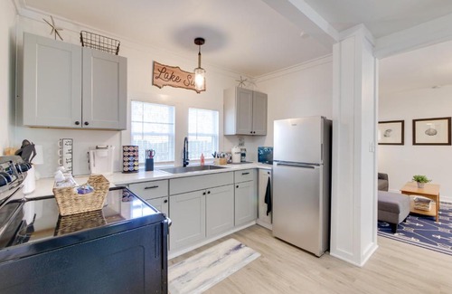 Portage Lakes House | Walk to Lake Nautical Akron Cottage with Deck!