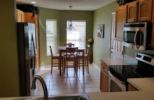 Virginia Trace House | Walk to Lake Sumter Landing! Golf cart included!
