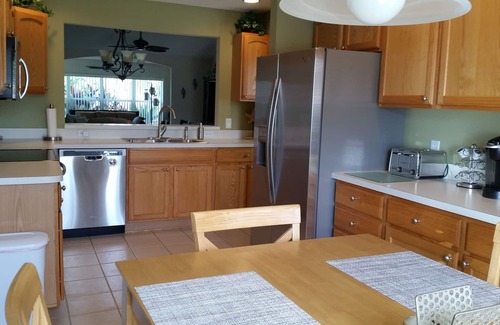 Virginia Trace House | Walk to Lake Sumter Landing! Golf cart included!