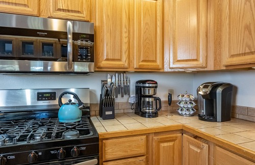 Angel Fire House | Walk to Monte Verde lake, hot tub, fast wifi, golf/tennis and AF resort 5 min