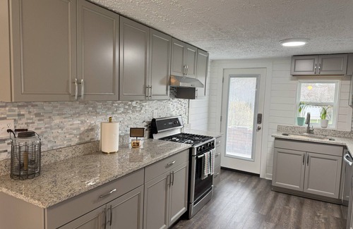 Powell Cottage | Walk to Muirfield – Backyard Pavilion & 2 Fire Pits for Ultimate Relaxation!