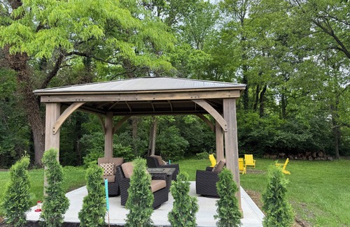 Powell Cottage | Walk to Muirfield – Backyard Pavilion & 2 Fire Pits for Ultimate Relaxation!