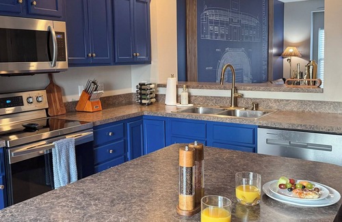 Roseland House | Walk to ND/SMC - Redesigned Condo Sleeps 10