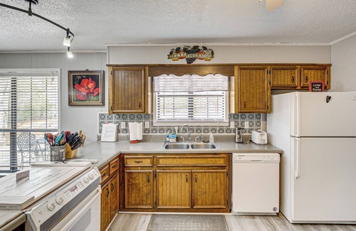 Gadsden House | Walk to Noccalula Falls: Peaceful Home w/Deck