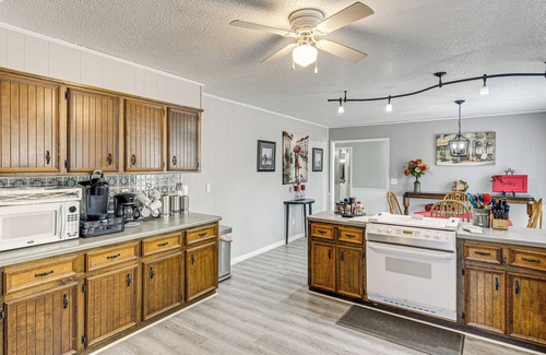 Gadsden House | Walk to Noccalula Falls: Peaceful Home w/Deck