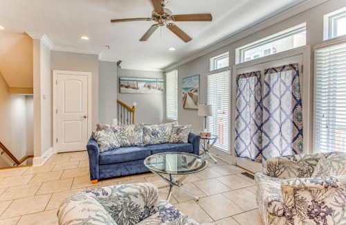 Myrtle Beach House | Walk to Ocean Myrtle Beach Townhome with Balcony!