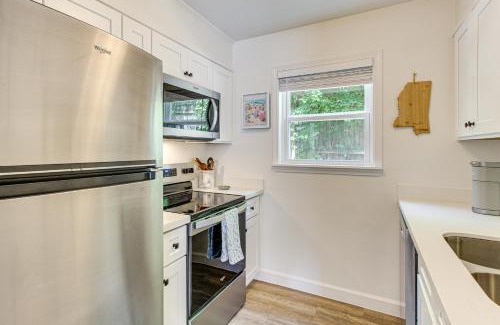 Biloxi Apartment | Walk to Ocean Springs Beach Condo with Pool!