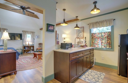 Cambridge Apartment | Walk to Park & River: Dog-Friendly Cambridge Gem