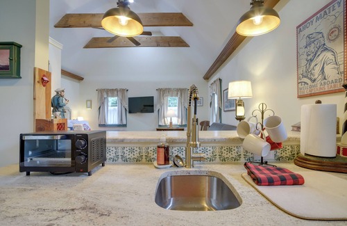 Cambridge Apartment | Walk to Park & River: Dog-Friendly Cambridge Gem