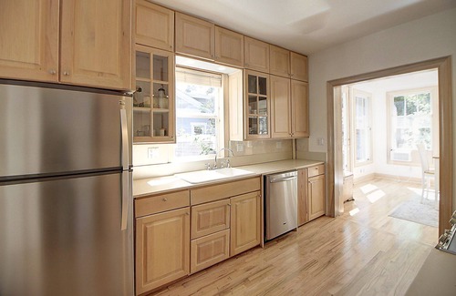 Mapleton Hill House | Walk to Pearl St, Huge Backyard, walk hiking, Driveway Parking