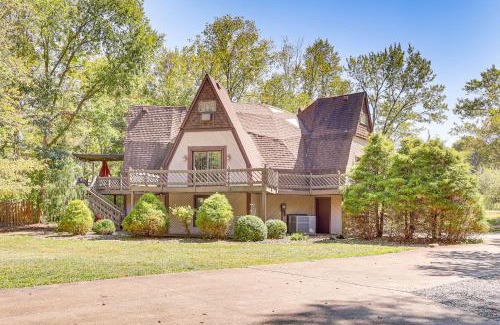 Dover House | Walk to School House Winery Home with Deck!