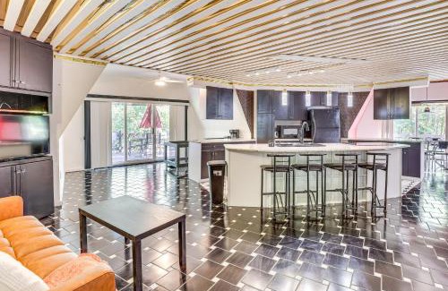 Dover House | Walk to School House Winery Home with Deck!