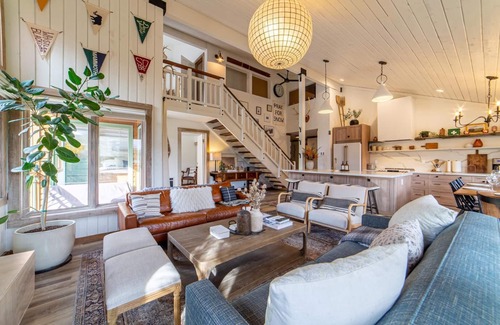 Mammoth Lakes Cabin | Walk to Ski, Modern, Rustic Mammoth Condo w/Mountain Views & Spa - #490