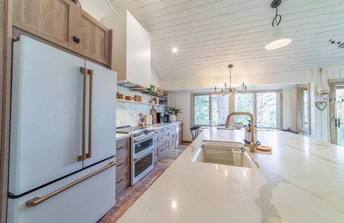 Mammoth Lakes Cabin | Walk to Ski, Modern, Rustic Mammoth Condo w/Mountain Views & Spa - #490