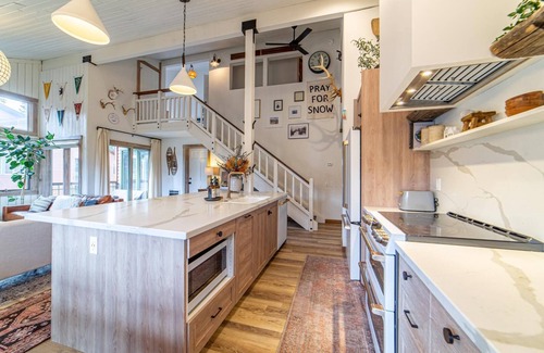 Mammoth Lakes Cabin | Walk to Ski, Modern, Rustic Mammoth Condo w/Mountain Views & Spa - #490