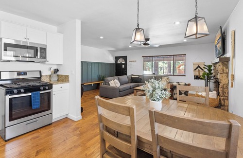 Summit Estates Cabin | WALK to SLOPES! HOT TUB, Adorable Cabin, GAME ROOM, Fire pit! ROMANTIC!