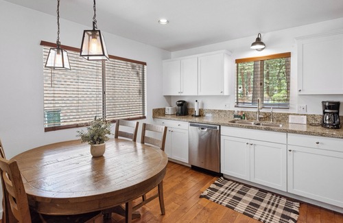 Summit Estates Cabin | WALK to SLOPES! HOT TUB, Adorable Cabin, GAME ROOM, Fire pit! ROMANTIC!