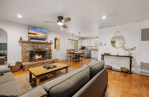 Summit Estates Cabin | WALK to SLOPES! HOT TUB, Adorable Cabin, GAME ROOM, Fire pit! ROMANTIC!