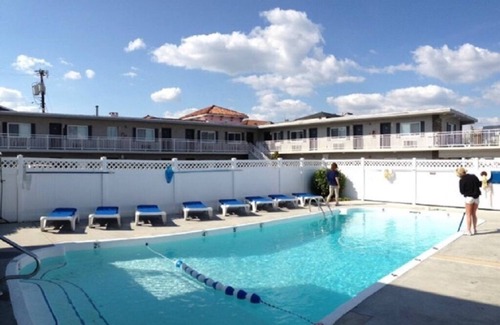 North End Condo | Walk to the beach, boardwalk and shopping! Pool on site, great location!