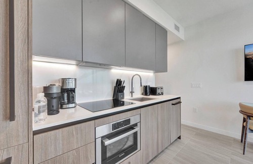 North Beach Apartment | Walk to the Beach – Lux Condo W Rooftop Pool