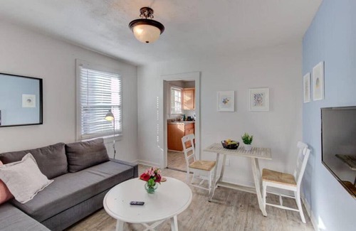 Midtown Apartment | Walk to the Best of Midtown Charming Cottage
