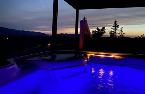 Helena House | Walk to the lake, huge deck, spa, karaoke machine, fire pit, and outdoor shower