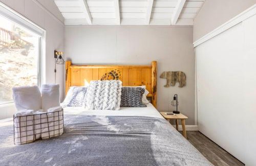 Moonridge Ski Chalet | Walk to the Slopes from Modern Cabin with Hot Tub, Moonridge