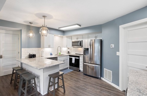 Lake Ozark Condo | Walk to The Strip! Great Cove Water for Lake Fun