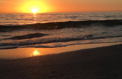 Palmetto Dunes Cottage | Walk to the Beach!- Sleeps 4... 5 Star Resort