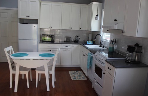 Newport East Apartment | Walk to Two Beaches!