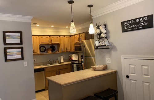 Demere Park House | Walk to village Ocean 6 & near beach private 2 king beds plus bunk beds