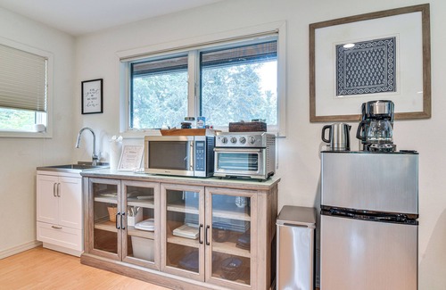 Robinwood Apartment | Walk to Willamette River: Studio in West Linn