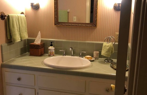 Bowling Green House | Walk to WKU from this charming one-bedroom bungalow