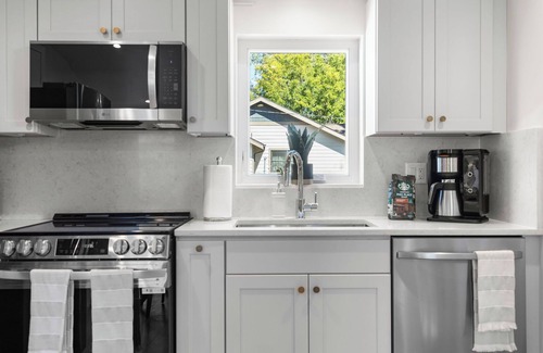 Sunnyside Apartment | Walkable 2BR Close to downtown, hiking, Red Rocks