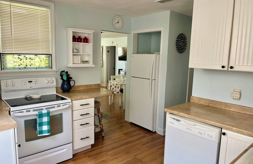 Dunedin Cottage | Walkable Dog Friendly Cottage Downtown