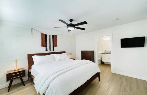 South Scottsdale House | Walkable OTS Mid Century Condo-Pool