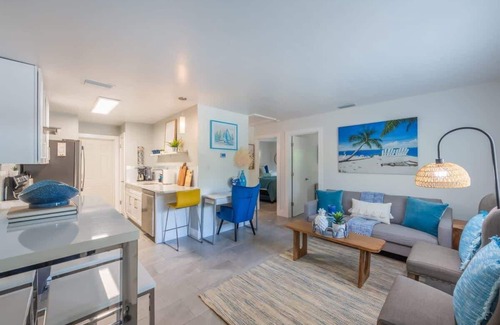 Gillespie Park Cottage | Walkable to Downtown and Parks Brand New Furniture