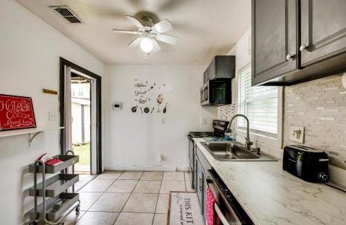 Griffin Heights House | Walkable to FSU Campus Cozy Retreat with Deck!