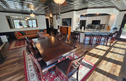 Tallahassee House | Walkabout on 9 Parklike Acres | Reunions and Gatherings | Weddings