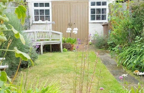 Aldeburgh Apartment | Walnut Cottage - sleeps 3 guests in 2 bedrooms